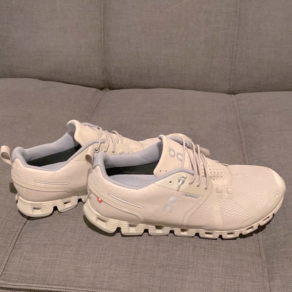 On Cloud - waterproof running sneakers in nude with gray interior